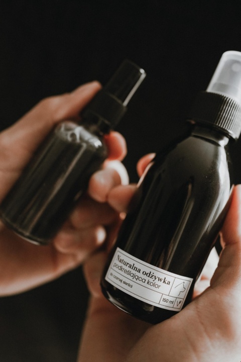 AIO Nature - Naturalna odżywka podkreślająca kolor do czarnej sierści dla psa AIO Nature - Naturalna odżywka podkreślająca kolor do czarnej sierści dla psa