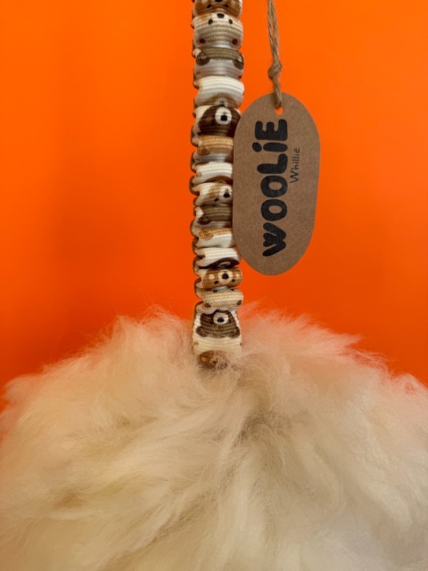 WOOLIE WHILLIE - Szarpak ze skóry owczej z długą rączką z amortyzatorem L - misie