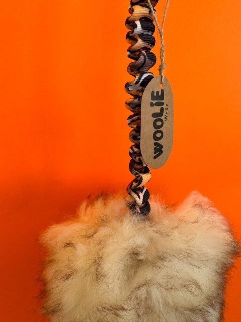 WOOLIE WHILLIE - Szarpak ze skóry owczej z długą rączką z amortyzatorem S - safari