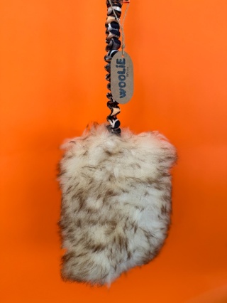 WOOLIE WHILLIE - Szarpak ze skóry owczej z długą rączką z amortyzatorem S - safari