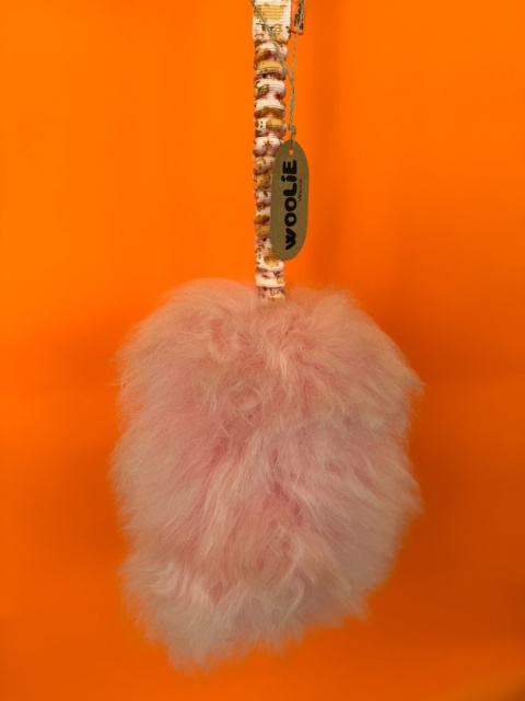 WOOLIE WHILLIE - Szarpak ze skóry owczej z długą rączką z amortyzatorem L - różowe kapibary