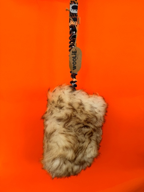 WOOLIE WHILLIE - Szarpak ze skóry owczej z długą rączką z amortyzatorem L - safari