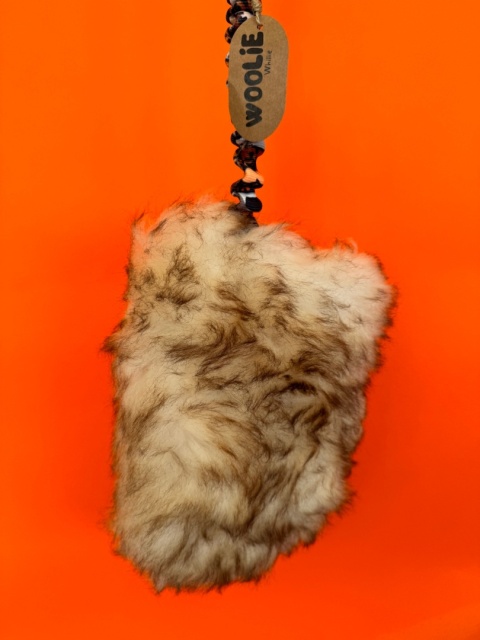 WOOLIE WHILLIE - Szarpak ze skóry owczej z długą rączką z amortyzatorem L - safari