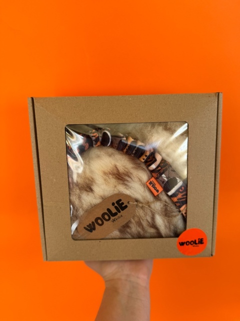 WOOLIE WHILLIE - Szarpak ze skóry owczej z długą rączką z amortyzatorem L - safari